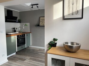 Réfrigérateur, four, plaque de cuisson, cafetière/bouilloire