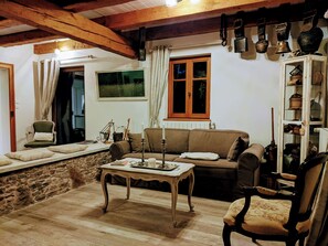 Télévision, table de tennis de table, livres