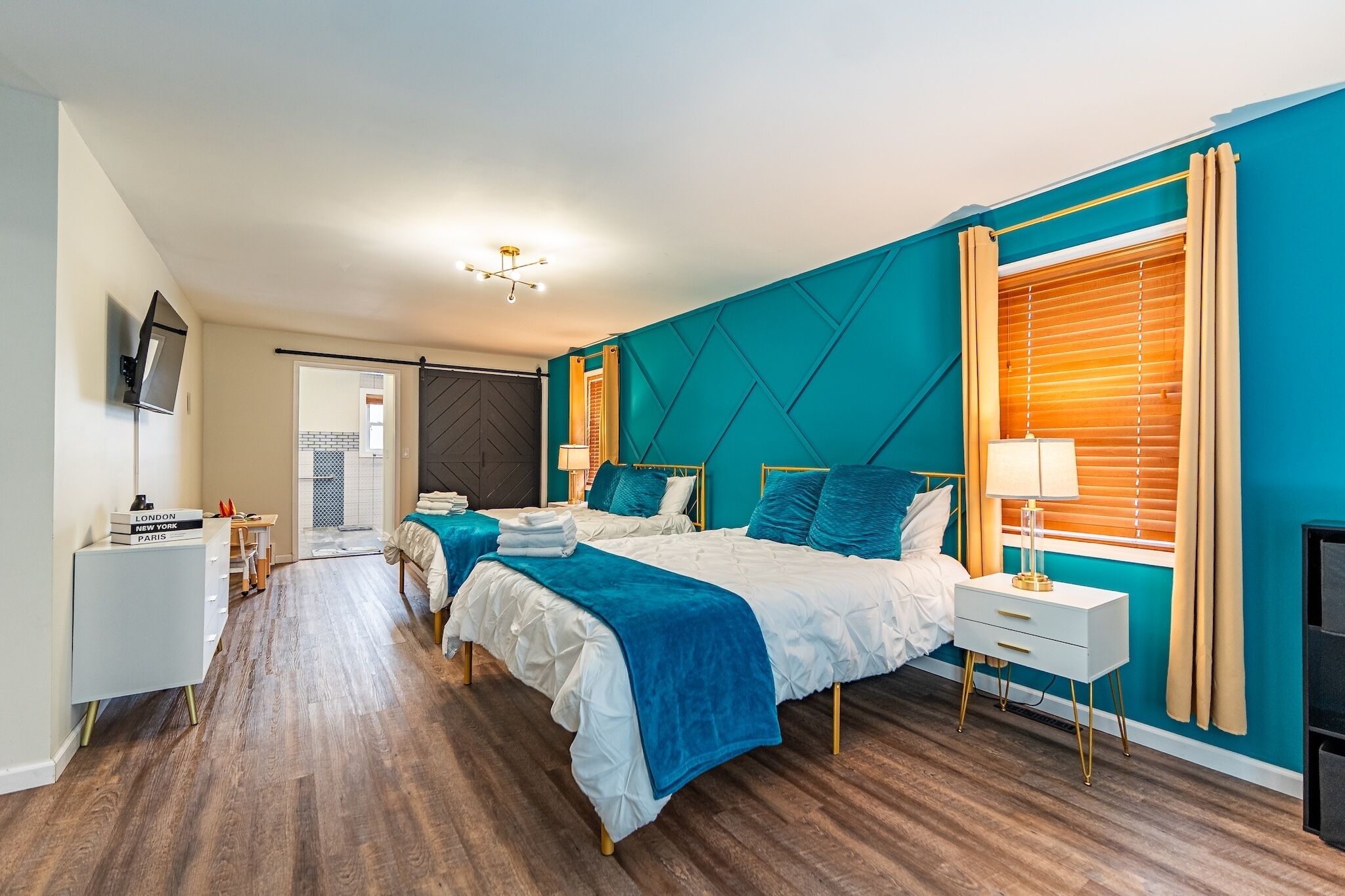 3 chambres, bureau, fer et planche à repasser, lit parapluie