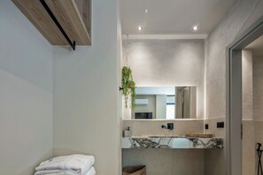 Suihku, hiustenkuivaaja, pyyhkeet