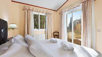 Family Villa | 5 bedrooms, iron/ironing board, free WiFi