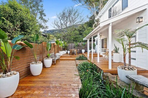 Wombarra Luxe Cottage - Five Minute Walk to the Beach