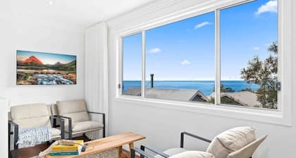 Wombarra Luxe Cottage - Five Minute Walk to the Beach