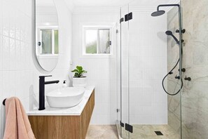 Dusche, Haartrockner, Handtücher, Seife
