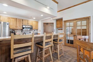 Microwave, stovetop, dishwasher, coffee/tea maker - Lower Borders 113 (Beaver Creek)