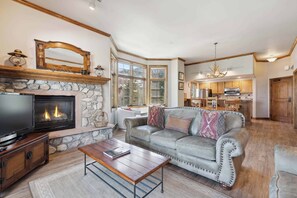 TV, fireplace - Lower Borders 113 (Beaver Creek)