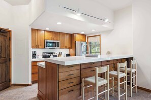 電子レンジ、コンロ、食器洗い機、コーヒー / ティーメーカー