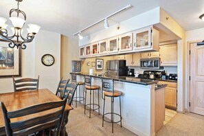 ميكروويف، موقد طهي مسطح، غسالة أطباق، ماكينة لصنع القهوة/الشاي