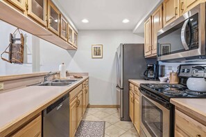 Microwave, stovetop, dishwasher, coffee/tea maker - Lower Borders 306 (Beaver Creek)
