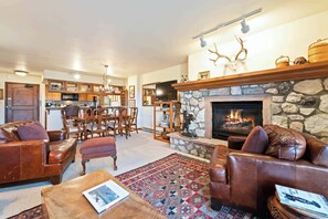 TV, fireplace - Borders Lodge Lower 405 (Beaver Creek)