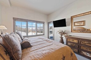 2 عدّة غرف نوم ومكواة/لوح كي وسرير سفر وواي فاي