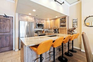 Microondas, parrilla de estufa, lavavajillas y cafetera y tetera