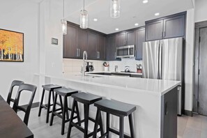 Mikrovågsugn, spishäll, diskmaskin och kaffe- och tebryggare