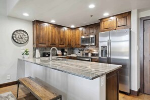 Microwave, stovetop, dishwasher, coffee/tea maker - Lower Borders 309 (Beaver Creek)