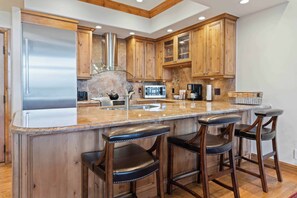 Microondas, placa de cocina, lavavajillas y cafetera o tetera