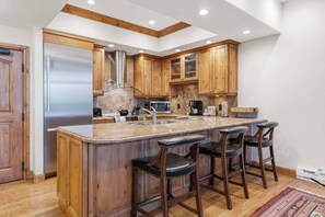 Mikrobølgeovn, kokeplater, oppvaskmaskin og kaffetrakter/tekoker