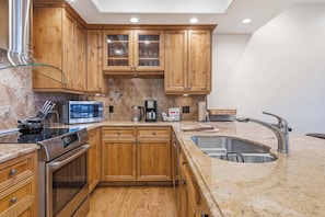 Mikrobølgeovn, kokeplater, oppvaskmaskin og kaffetrakter/tekoker