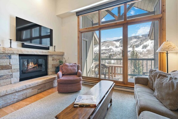 Una televisión, una chimenea