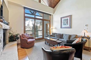 Una televisión, una chimenea