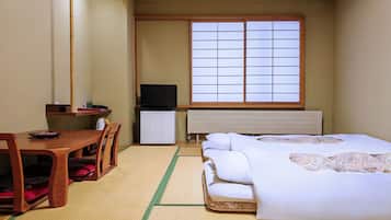 Habitación cuádruple económica | Minibar, caja de seguridad en la habitación y muebles diferentes