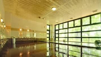 Habitació quàdruple econòmica | Bany | Dutxa, sabatilles i tovalloles