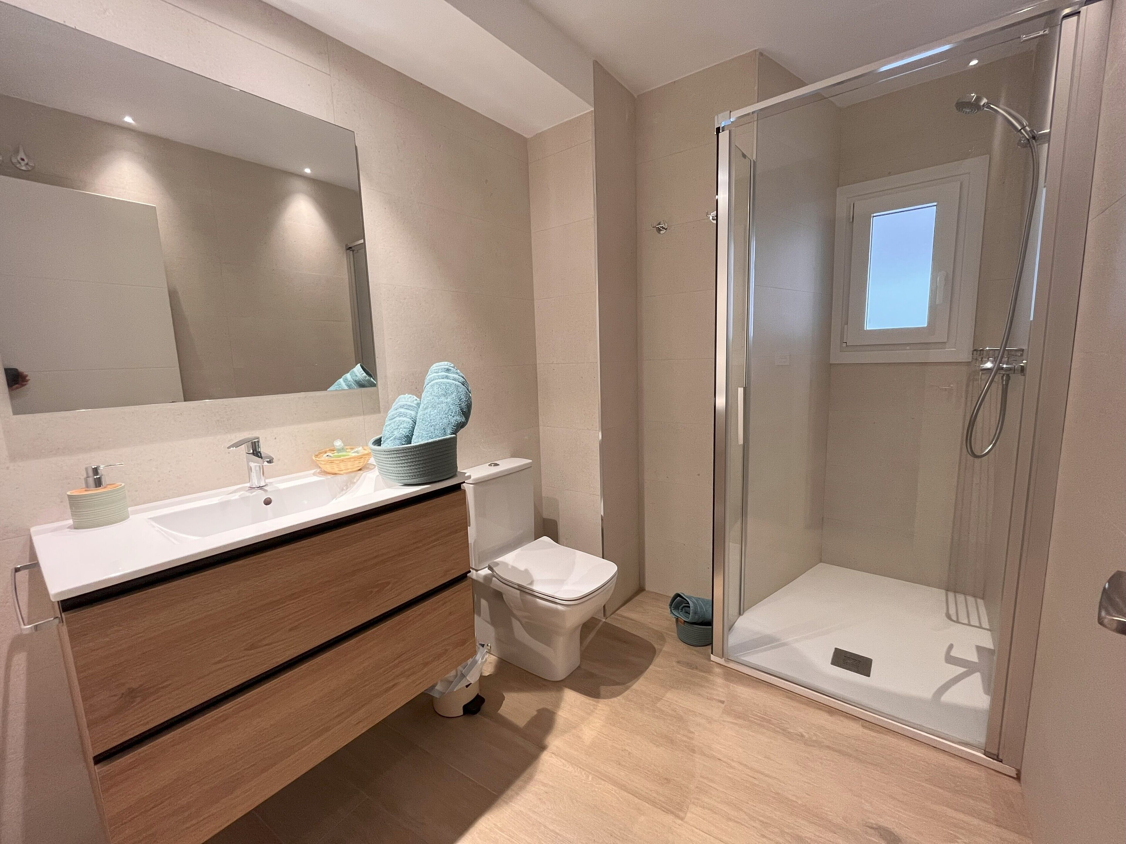 Een haardroger, een bidet, handdoeken, zeep