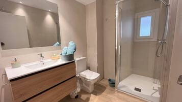 Een haardroger, een bidet, handdoeken, zeep