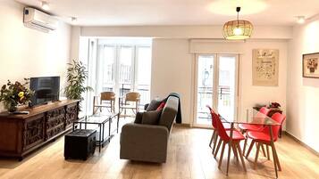 Een smart-tv en boeken