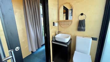 Serviettes fournies, savon, papier de toilette