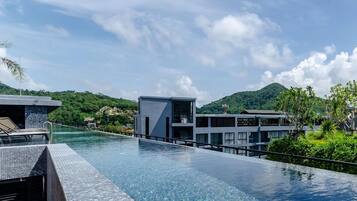 4 outdoor pools, open 8:00 AM to 8:00 PM, sun loungers