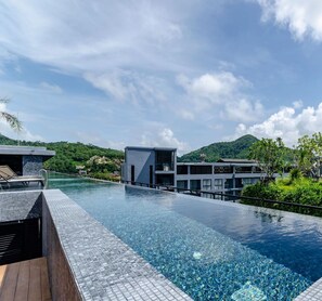 4 piscines extérieures, chaises longues