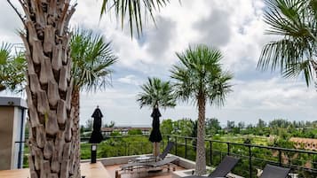 4 室外游泳池,08:00 至 20:00 开放,日光浴躺椅