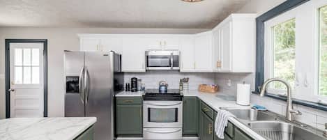 ثلاجة، ميكروويف، فرن، موقد طهي مسطح