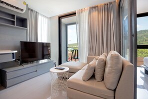 舒适公寓式客房 | 起居区 | 智能电视