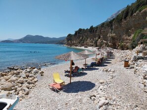 Playa en los alrededores, camastros y toallas de playa 
