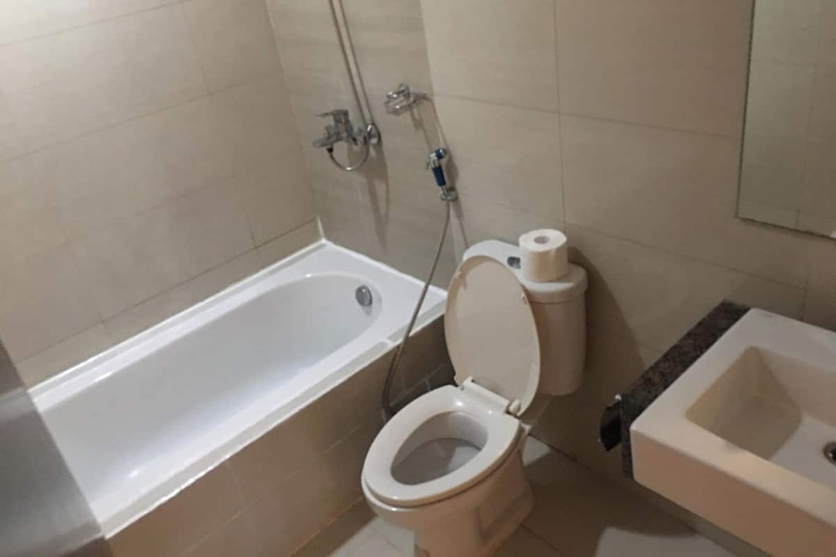 standard studio suite | bathroom