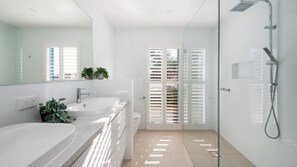 Bathtub, hair dryer, towels - Rockleigh Bay - Gas Heated Spa and Solar Heated Pool (Mount Martha)