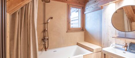 Sèche-cheveux, serviettes fournies