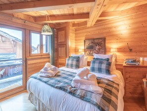 8 bedrooms, free WiFi, bed sheets