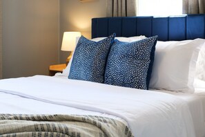 5 habitaciones, escritorio y tabla de planchar con plancha 