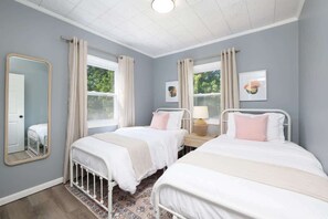 5 bedrooms, desk, iron/ironing board, travel crib