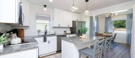 ثلاجة، ميكروويف، فرن، موقد طهي مسطح