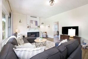 Een smart-tv, videogames en een kantoor