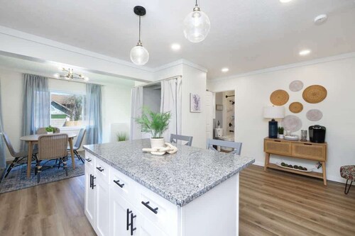 Walk To Beach | Modern Design | 5Bed | 3Full Bath