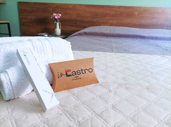 Betten mit Memory-Foam-Matratzen, Minibar, Schreibtisch