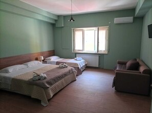 Memory foam beds, minibar, desk, free WiFi - Incastro B&B in Crotone (Crotone)