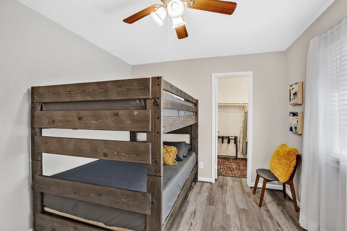 3 bedrooms, iron/ironing board, WiFi, bed sheets
