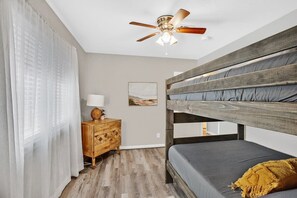 3 habitaciones, tabla de planchar con plancha, wifi y ropa de cama 