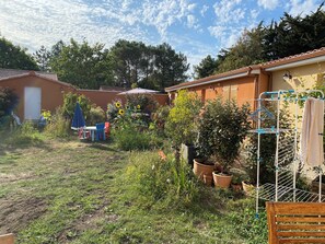Ein Wohngebiet mit Garten, Gartenmöbeln und einer Wäscheleine.