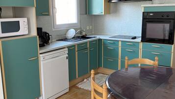 Réfrigérateur, micro-ondes, four, plaque de cuisson